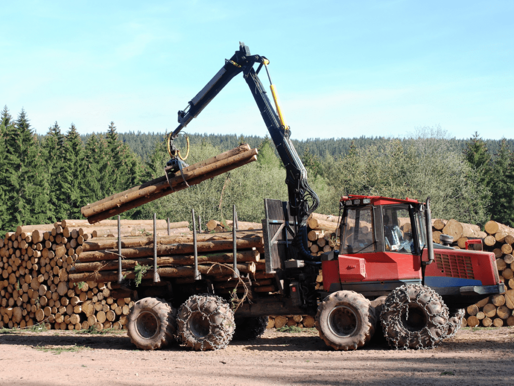 FORESTRY GenericPickingUpLogs